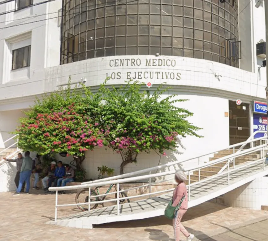 Fachada de la sede Los Ejecutivos de UPC Laboratorios en Cartagena de Indias